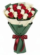Букет Микс из красных и белых роз в Печенге