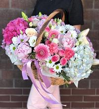Композиция солнечный день в Печенге Цветочная композиция из Розы, Хризантемы, Пионы и Лизиантусы в корзине в Печенге