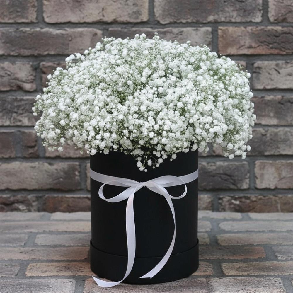 Цветочная композиция из Гипсофила в шляпной коробке в Печенге