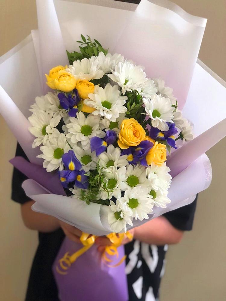 Букет цветов из: Ирисы, Хризантемы и Розы в Печенге