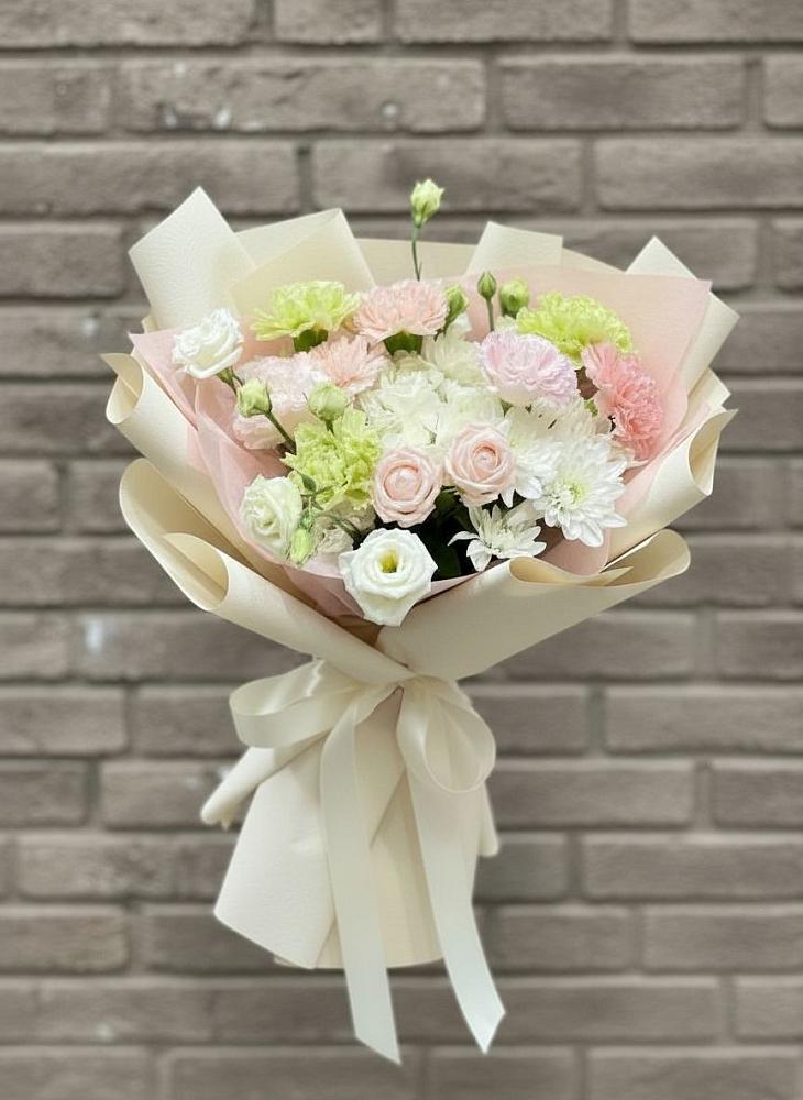 Букет цветов из: Гвоздики, Розы, Лизиантусы и Хризантемы в Печенге