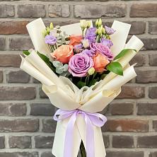 Букет цветов из:  Лизиантусы и Розы в Печенге